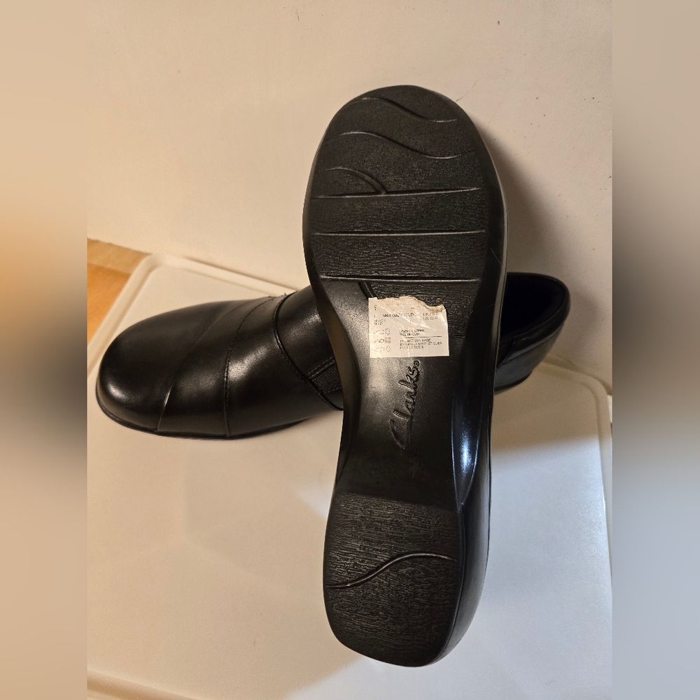 Clarks : Women's Black Leather Slip-On Shoes - Picture 3 of 6